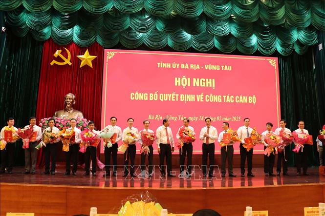 Lãnh đạo tỉnh chụp chung với những cán bộ chủ chốt của tỉnh vừa được điều động, bổ nhiệm. Ảnh: Đoàn Mạnh Dương-TTXVN
