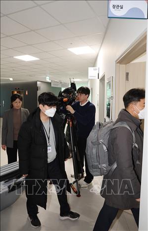 Cảnh sát tiến hành khám xét văn phòng của cựu Bộ trưởng Nội vụ Hàn Quốc Lee Sang Min tại Sejong, ngày 18/2/2025. Ảnh: Yonhap/TTXVN