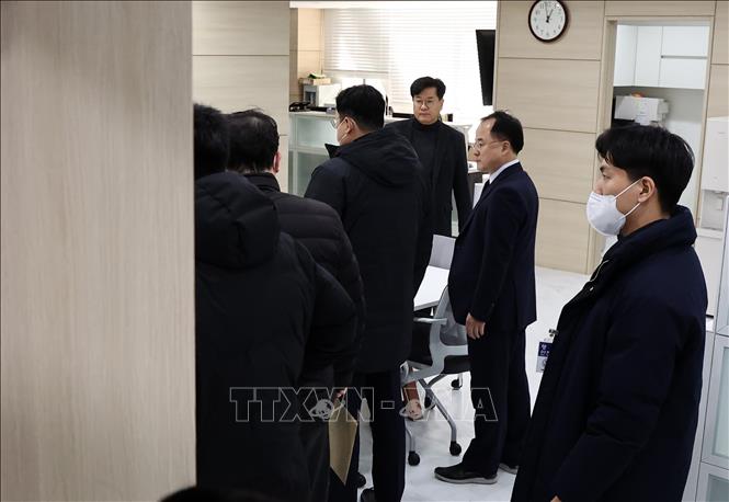 Cảnh sát tiến hành khám xét văn phòng của cựu Bộ trưởng Nội vụ Hàn Quốc Lee Sang Min tại Seoul, ngày 18/2/2025. Ảnh: Yonhap/TTXVN