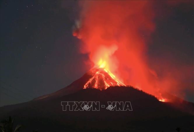 (Tư liệu) Núi lửa Lewotobi Laki-laki ở tỉnh Đông Nusa Tenggara, Indonesia phun trào ngày 10/11/2024. Ảnh: THX/TTXVN