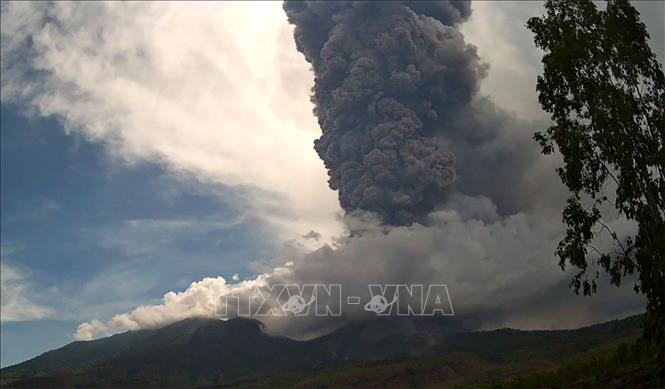 (Tư liệu) Núi lửa Lewotobi Laki-laki ở tỉnh Đông Nusa Tenggara, Indonesia phun trào ngày 8/11/2024. Ảnh: THX/TTXVN