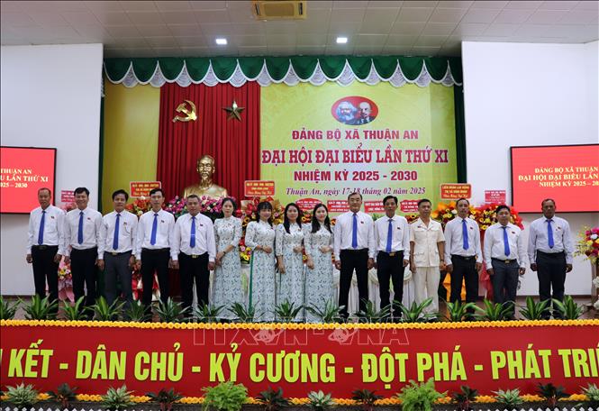 Ban Chấp hành Đảng bộ xã Thuận An nhiệm kỳ 2025-2030 ra mắt Đại hội. Ảnh: Phạm Minh Tuấn-TTXVN
