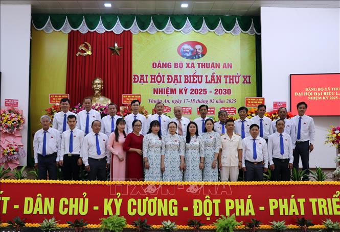 Đoàn đại biểu Đảng bộ xã Thuận An dự Đại hội cấp trên ra mắt Đại hội. Ảnh: Phạm Minh Tuấn-TTXVN