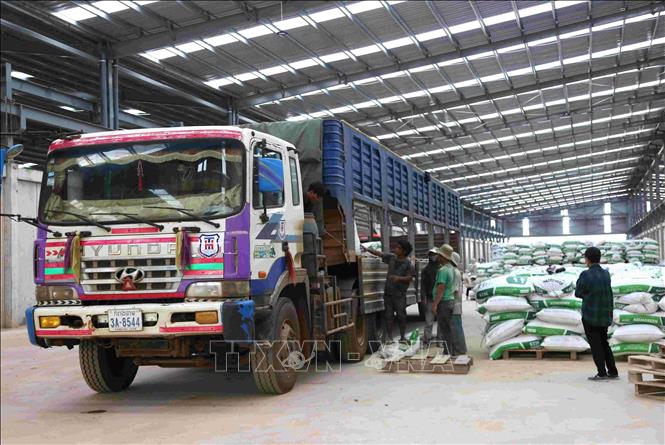 Một số hoạt động tại nhà xưởng sản xuất phân bón trong Khu Liên hợp Snuol (huyện Snuol, tỉnh Kratie, Campuchia) của công ty THACO AGRI. Ảnh: Huỳnh Thảo - PV TTXVN tại Campuchia
