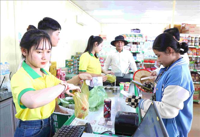 Công nhân, người lao động mua hàng tại cửa hàng tiện ích trong Khu Liên hợp Snuol (huyện Snuol, tỉnh Kratie, Campuchia) của công ty THACO AGRI. Ảnh: Huỳnh Thảo - PV TTXVN tại Campuchia