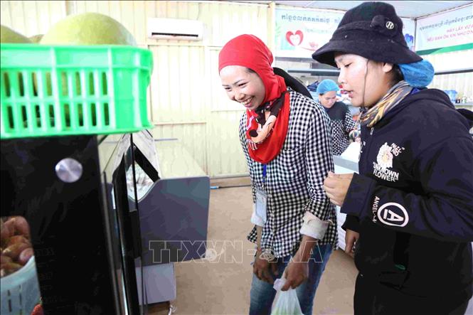 Công nhân, người lao động mua hàng tại cửa hàng tiện ích trong Khu Liên hợp Snuol (huyện Snuol, tỉnh Kratie, Campuchia) của công ty THACO AGRI. Ảnh: Huỳnh Thảo - PV TTXVN tại Campuchia
