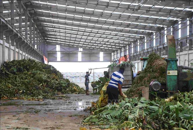 Công nhân làm việc tại nhà xưởng sản xuất phân bón trong Khu Liên hợp Snuol (huyện Snuol, tỉnh Kratie, Campuchia) của công ty THACO AGRI. Ảnh: Huỳnh Thảo - PV TTXVN tại Campuchia