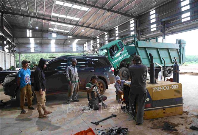 Nhà xưởng sửa chữa thiết bị máy móc trong Khu Liên hợp Snuol (huyện Snuol, tỉnh Kratie, Campuchia) của công ty THACO AGRI. Ảnh: Huỳnh Thảo - PV TTXVN tại Campuchia