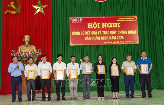 Trao giấy chứng nhận cho các chủ thể có sản phẩm được Ủy ban nhân dân tỉnh Vĩnh Long công nhận đạt OCOP 4 sao. Ảnh: Lê Thúy Hằng – TTXVN.