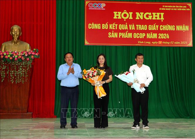 Trao hoa vinh danh 2 chủ thể có sản phẩm được Bộ Nông nghiệp và Phát triển Nông thôn cấp Giấy chứng nhận sản phẩm OCOP cấp Quốc gia (sản phẩm OCOP 5 sao). Ảnh: Lê Thúy Hằng – TTXVN.