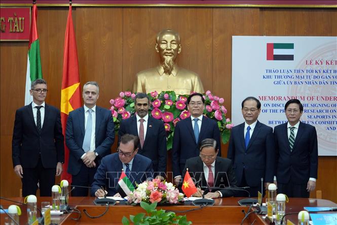 Chủ tịch UBND tỉnh Bà Rịa-Vũng Tàu Nguyễn Văn Thọ và ông Glen Hilton, CEO, Giám đốc điều hành DP World Châu Á-Thái Bình Dương ký kết Biên bản ghi nhớ. Ảnh: TTXVN phát