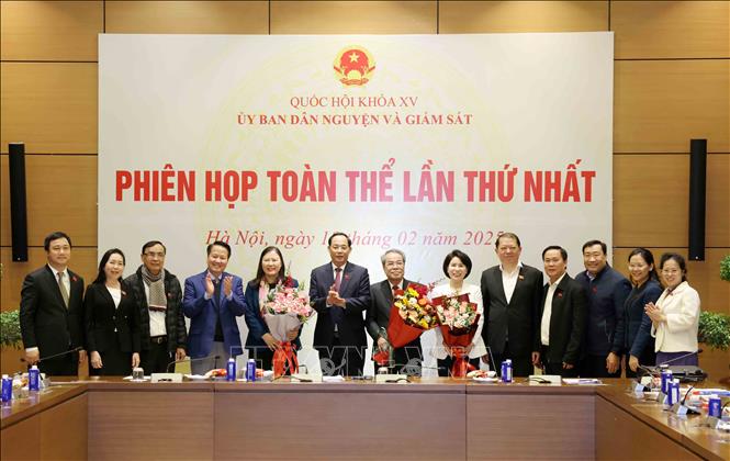 Phó Chủ tịch Quốc hội Trần Quang Phương cùng các đồng chí thường trực Uỷ ban Dân nguyện và Giám sát của Quốc hội. Ảnh: Phương Hoa - TTXVN