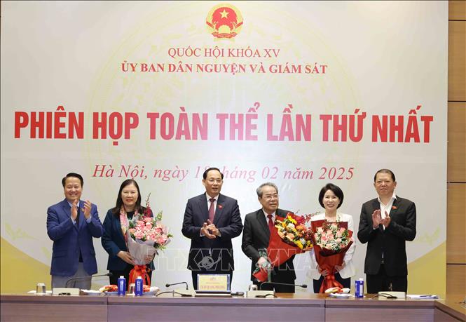 Phó Chủ tịch Quốc hội Trần Quang Phương tặng hoa các đồng chí lãnh đạo Uỷ ban Dân nguyện và Giám sát của Quốc hội. Ảnh: Phương Hoa - TTXVN
