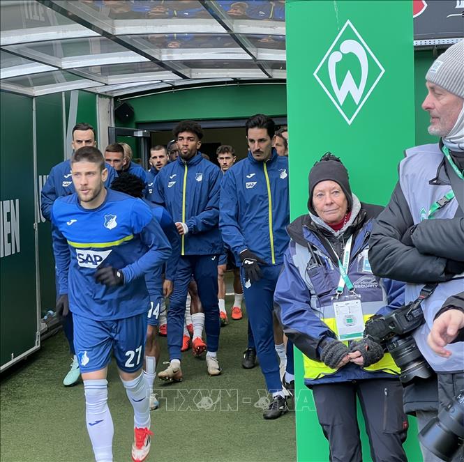 Đội bóng Werder Bremen chuẩn bị ra sân, đá với TSG Hoffenheim. Ảnh: Phương Hoa - PV TTXVN tại Đức