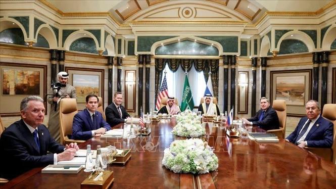Ngoại trưởng Saudi Arabia (Ảrập Xêút) Faisal bin Farhan Al Saud (thứ 4, trái), Ngoại trưởng Nga Sergey Lavrov (phải), Cố vấn của Tổng thống Nga về chính sách đối ngoại Yuri Ushakov (thứ 2, phải), Ngoại trưởng Mỹ Marco Antonio Rubio (thứ 2, trái), Cố vấn an ninh quốc gia Mỹ Mike Waltz (thứ 3, trái) và Đặc phái viên Mỹ về Trung Đông Steve Witkoff (trái) tại cuộc đàm phán ở Riyadh, Saudi Arabia, ngày 18/2/2025. Ảnh: Reuters/TTXVN