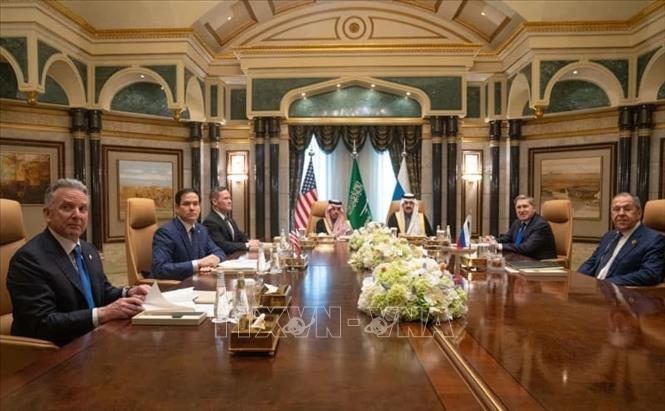 Ngoại trưởng Saudi Arabia (Ảrập Xêút) Faisal bin Farhan Al Saud (thứ 4, trái), Ngoại trưởng Nga Sergey Lavrov (phải), Cố vấn của Tổng thống Nga về chính sách đối ngoại Yuri Ushakov (thứ 2, phải), Ngoại trưởng Mỹ Marco Antonio Rubio (thứ 2, trái), Cố vấn an ninh quốc gia Mỹ Mike Waltz (thứ 3, trái) và Đặc phái viên Mỹ về Trung Đông Steve Witkoff (trái) tại cuộc đàm phán ở Riyadh, Saudi Arabia, ngày 18/2/2025. Ảnh: DPA/TTXVN