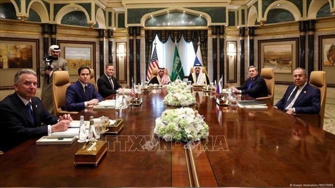 Ngoại trưởng Saudi Arabia (Ảrập Xêút) Faisal bin Farhan Al Saud (thứ 4, trái), Ngoại trưởng Nga Sergey Lavrov (phải), Cố vấn của Tổng thống Nga về chính sách đối ngoại Yuri Ushakov (thứ 2, phải), Ngoại trưởng Mỹ Marco Antonio Rubio (thứ 2, trái), Cố vấn an ninh quốc gia Mỹ Mike Waltz (thứ 3, trái) và Đặc phái viên Mỹ về Trung Đông Steve Witkoff (trái) tại cuộc đàm phán ở Riyadh, Saudi Arabia, ngày 18/2/2025. Ảnh: Reuters/TTXVN