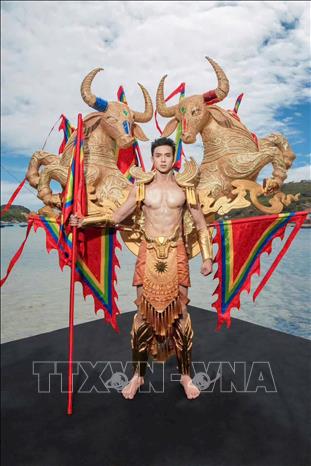 Nguyễn Hữu Hưng gây ấn tượng với khán giả khi diện trang phục “Trâu vàng đất Việt” nặng tới 50kg trình diễn trên sân khấu. Ảnh: TTXVN phát