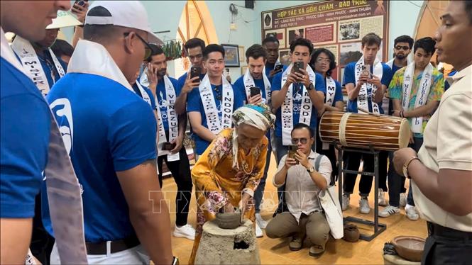 Các thí sinh tham dự cuộc thi Nam vương Du lịch Thế giới 2025 (Mister Tourism World 2025) trải nghiệm tại Làng gốm Chăm Bàu Trúc ở thị trấn Phước Dân (huyện Ninh Phước, Ninh Thuận). Ảnh: Nguyễn Thành – TTXVN