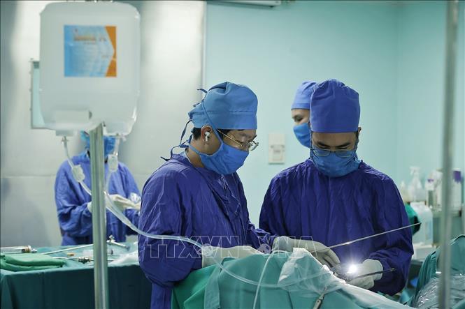 Đến nay, bên cạnh những phẫu thuật và điều trị truyền thống bác sĩ Nguyễn Hồng Long đã áp dụng kỹ thuật tiên tiến trên thế giới để tán sỏi thận, niệu quản, bàng quang bằng laser; điều trị u xơ tiền liệt tuyến bằng laser bốc hơi…cho nhiều người bệnh nặng, người bệnh cao tuổi. Ảnh: Minh Quyết – TTXVN