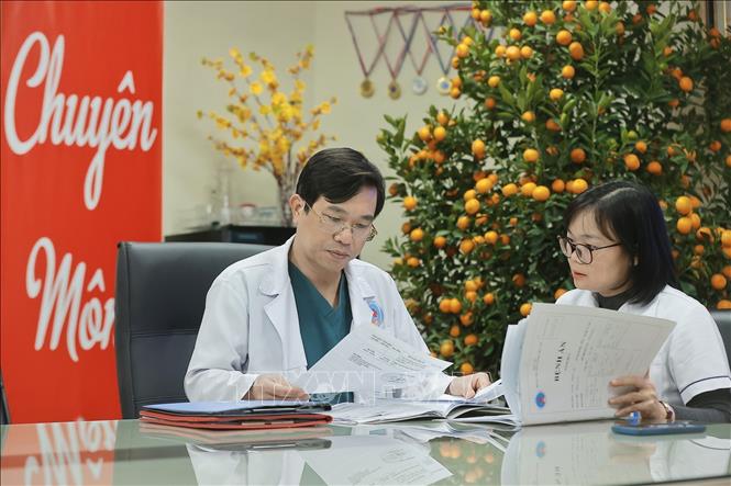 Bác sĩ Nguyễn Hồng Long luôn thân thiện, giúp đỡ đồng nghiệp, nhiệt tình chỉ bảo sinh viên, học viên thực tập tại khoa. Ảnh: Minh Quyết - TTXVN