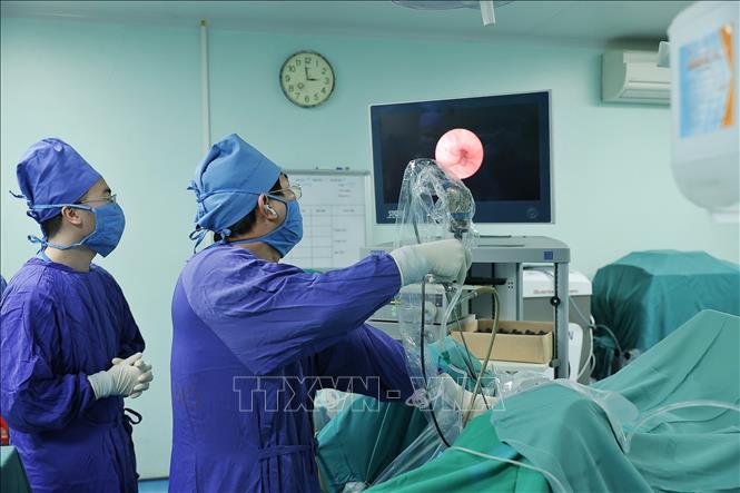 Hiện nay, hầu hết các phẫu thuật trong bệnh lý tiết niệu anh đều thực hiện kỹ thuật nội soi. Ảnh: Minh Quyết – TTXVN