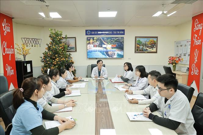 Bác sĩ Nguyễn Hồng Long luôn thân thiện, giúp đỡ đồng nghiệp, nhiệt tình chỉ bảo sinh viên, học viên thực tập. Ảnh: Minh Quyết - TTXVN