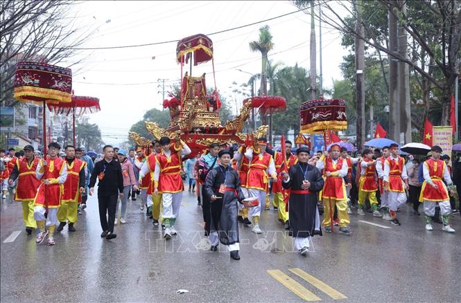 Đoàn rước đi qua các dãy phố tại thành phố Lạng Sơn từ đền Kỳ Cùng lên đền Tả Phủ. Ảnh: Anh Tuấn – TTXVN