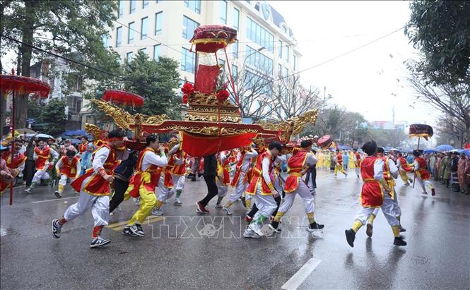 Nghi lễ quay kiệu trên đường rước từ đền Kỳ Cùng lên đền Tả Phủ. Ảnh: Anh Tuấn – TTXVN