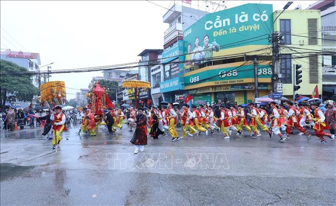 Đoàn rước đi qua các dãy phố tại thành phố Lạng Sơn từ đền Kỳ Cùng lên đền Tả Phủ. Ảnh: Anh Tuấn – TTXVN
