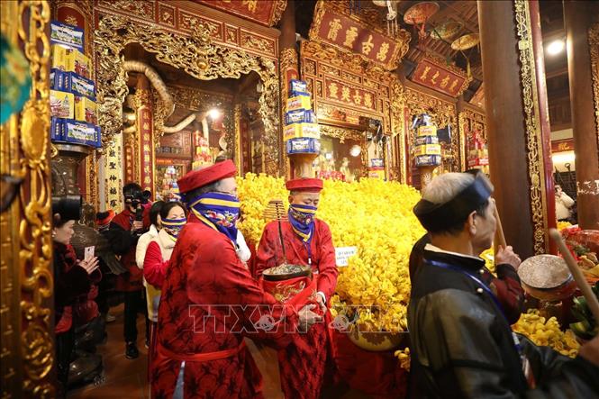 Rước bát hương Quan lớn Tuần tranh từ trong đền Kỳ Cùng ra kiệu để rước lên đền Tả Phủ. Ảnh: Anh Tuấn – TTXVN