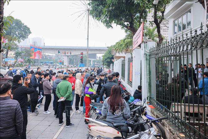 Rất đông người dân xếp hàng chờ lấy số thứ tự làm thủ tục cấp, đổi GPLX tại Bộ phận Tiếp nhận và Trả kết quả giải quyết thủ tục hành chính của Sở GTVT Hà Nội ở số 2 Phùng Hưng, quận Hà Đông). (ảnh chụp 13h20 ngày 19/2/2025). Ảnh: Hoàng Hiếu - TTXVN