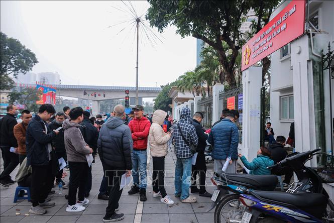 Rất đông người dân xếp hàng chờ lấy số thứ tự làm thủ tục cấp, đổi GPLX tại Bộ phận Tiếp nhận và Trả kết quả giải quyết thủ tục hành chính của Sở GTVT Hà Nội ở số 2 Phùng Hưng (quận Hà Đông) (ảnh chụp 13h20 ngày 19/2/2025). Ảnh: Hoàng Hiếu - TTXVN