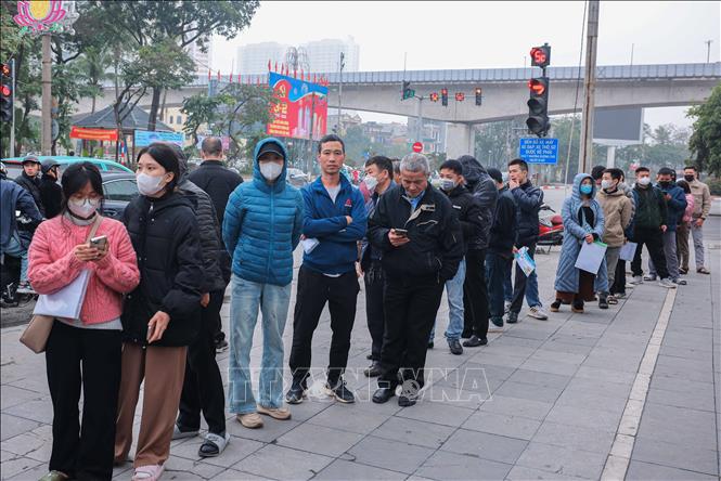 Nhiều người đã đến sớm để xếp hàng chờ đợi, dù thời gian làm việc chính thức tại Bộ phận Tiếp nhận và Trả kết quả giải quyết thủ tục hành chính của Sở GTVT Hà Nội ở số 2 Phùng Hưng (quận Hà Đông) là từ 13h30'. Ảnh: Hoàng Hiếu - TTXVN