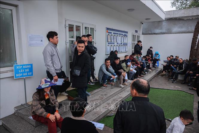 Nhiều người dân đã đến xếp hàng từ 12h dù thời gian làm việc tại điểm cấp, đổi GPLX ở số 2 Phùng Hưng (quận Hà Đông) bắt đầu từ 13h30'. Ảnh: Hoàng Hiếu - TTXVN
