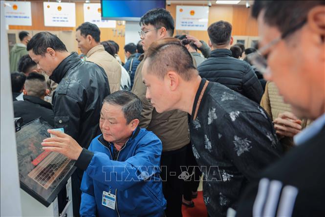 Chiều 19/2/2025, rất đông người dân đến làm thủ tục cấp, đổi GPLX tại Bộ phận Tiếp nhận và Trả kết quả giải quyết thủ tục hành chính của Sở GTVT Hà Nội ở số 2 Phùng Hưng (quận Hà Đông). Ảnh: Hoàng Hiếu - TTXVN