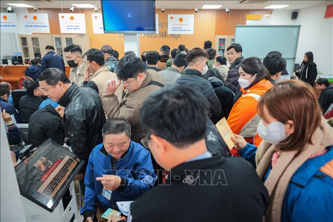Chiều 19/2/2025, mặc dù Sở GTVT đã tăng cường cán bộ tiếp nhận và thụ lý, giải quyết hồ sơ cấp, đổi GPLX tại số 2 Phùng Hưng (quận Hà Đông) nhưng do lượng người đến quá đông gây ra tình trạng ùn, ứ, quá tải tạm thời. Ảnh: Hoàng Hiếu - TTXVN