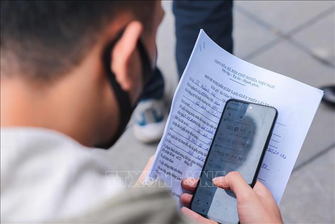 Người dân chờ cấp, đổi GPLX tại Bộ phận Tiếp nhận và Trả kết quả giải quyết thủ tục hành chính của Sở GTVT Hà Nội ở số 2 Phùng Hưng (quận Hà Đông), chiều 19/2/2025. Ảnh: Hoàng Hiếu - TTXVN