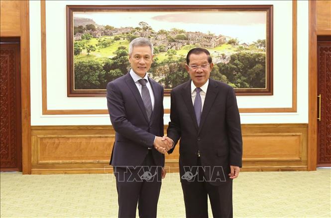 Chủ tịch Thượng viện, Chủ tịch Đảng Nhân dân Campuchia Samdech Techo Hun Sen (phải) đón Đại sứ Nguyễn Minh Vũ tại trụ sở Thượng viện. Ảnh: Huỳnh Thảo - PV TTXVN tại Campuchia