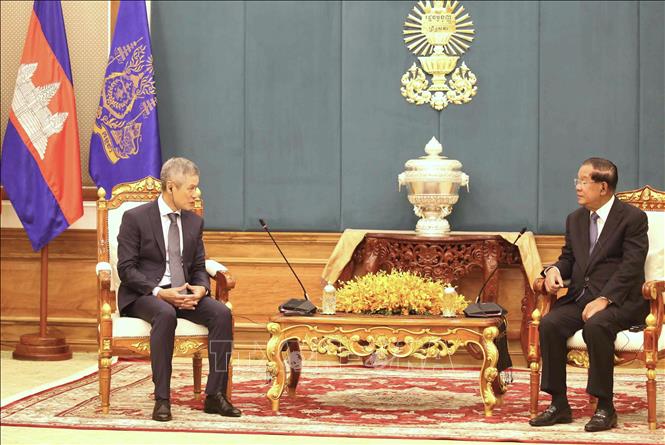 Chủ tịch Thượng viện, Chủ tịch Đảng Nhân dân Campuchia Samdech Techo Hun Sen (phải) tiếp Đại sứ Việt Nam Nguyễn Minh Vũ. Ảnh: Huỳnh Thảo - PV TTXVN tại Campuchia