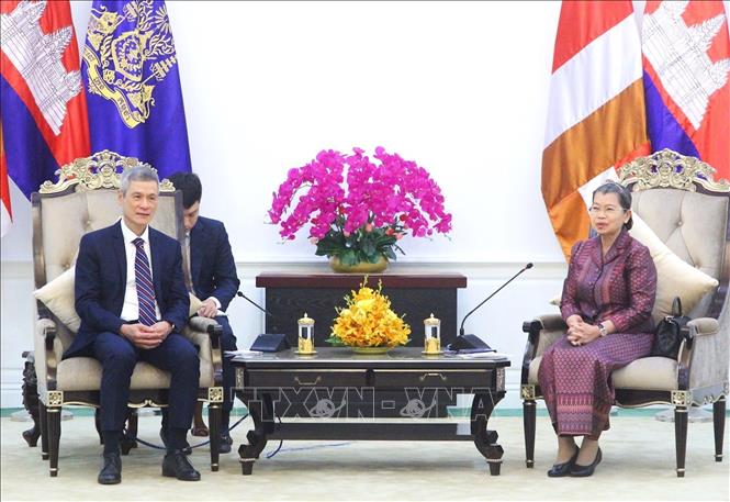 Phó Chủ tịch Đảng Nhân dân Campuchia, Chủ tịch Hội đồng quốc gia Mặt trận đoàn kết Phát triển tổ quốc Campuchia, Chủ tịch Hội Hữu nghị Campuchia-Việt Nam Samdech Men Sam An (phải) tiếp Đại sứ Việt Nam Nguyễn Minh Vũ. Ảnh: Quang Anh - PV TTXVN tại Campuchia