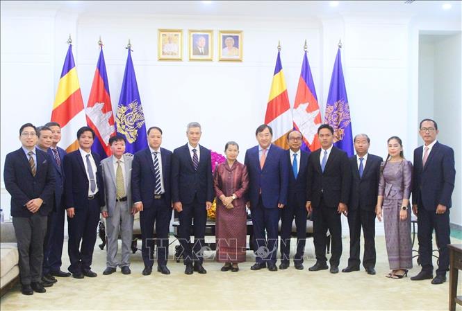 Cuộc gặp giữa Phó Chủ tịch Đảng Nhân dân Campuchia, Chủ tịch Hội đồng quốc gia Mặt trận đoàn kết Phát triển tổ quốc Campuchia, Chủ tịch Hội Hữu nghị Campuchia – Việt Nam Samdech Men Sam An và Đại sứ Việt Nam Nguyễn Minh Vũ. Ảnh: Quang Anh- PV TTXVN tại Campuchia