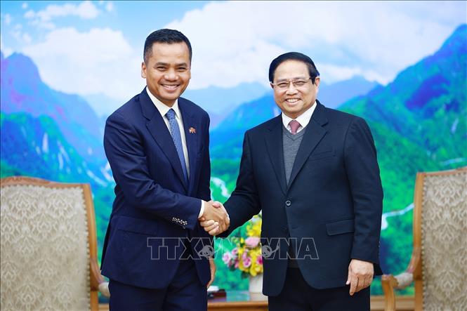 Prime Minister Pham Minh Chinh meets Cambodian Deputy Prime Minister and Minister of Interior Sar Sokha. VNA Photo: Dương Giang