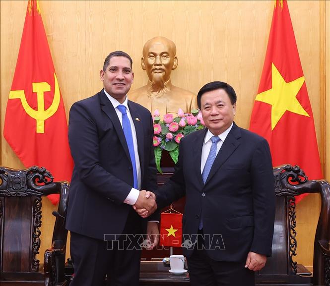 Đồng chí Nguyễn Xuân Thắng và ông Johan Ndisi, Đại sứ Vương quốc Thụy Điển tại Việt Nam. Ảnh: Văn Điệp - TTXVN