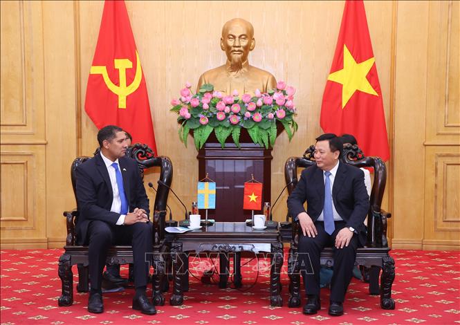 Đồng chí Nguyễn Xuân Thắng tiếp ông Johan Ndisi, Đại sứ Vương quốc Thụy Điển tại Việt Nam. Ảnh: Văn Điệp - TTXVN