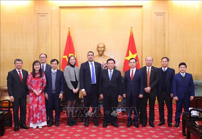 Đồng chí Nguyễn Xuân Thắng và ông Johan Ndisi, Đại sứ Vương quốc Thụy Điển tại Việt Nam cùng các đại biểu. Ảnh: Văn Điệp - TTXVN