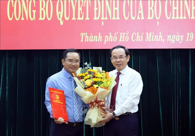 Đồng chí Nguyễn Văn Nên (phải), Ủy viên Bộ Chính trị, Bí thư Thành ủy Thành phố Hồ Chí Minh trao Quyết định của Bộ Chính trị cho đồng chí Nguyễn Văn Được. Ảnh: Xuân Khu-TTXVN