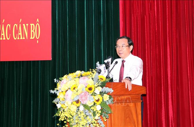 Đồng chí Nguyễn Văn Nên (phải), Ủy viên Bộ Chính trị, Bí thư Thành ủy Thành phố Hồ Chí Minh phát biểu. Ảnh: Xuân Khu-TTXVN