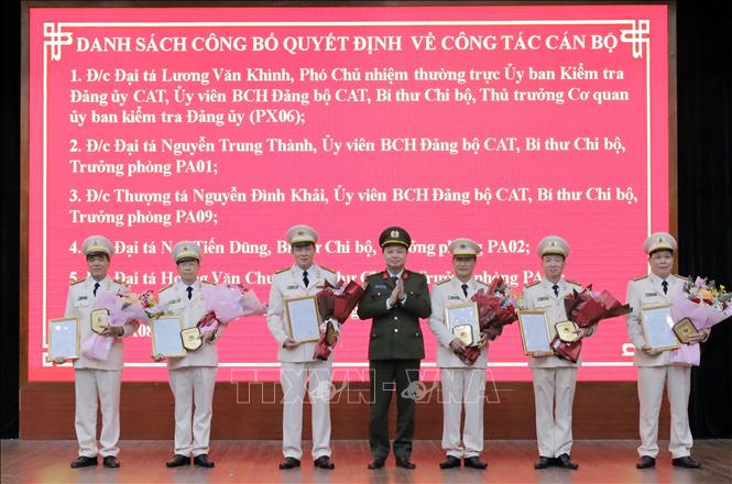 Đại tá Nguyễn Tiến Trung, Giám đốc Công an tỉnh Lạng Sơn trao quyết định nghỉ công tác, hưởng chế độ hưu đối với 6 trưởng phòng. Ảnh: TTXVN phát