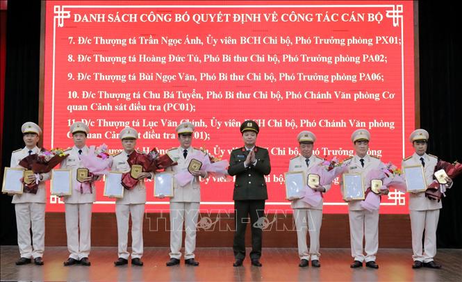 Đại tá Nguyễn Tiến Trung, Giám đốc Công an tỉnh Lạng Sơn trao quyết định nghỉ công tác, hưởng chế độ hưu đối với 7 phó trưởng phòng. Ảnh: TTXVN phát
